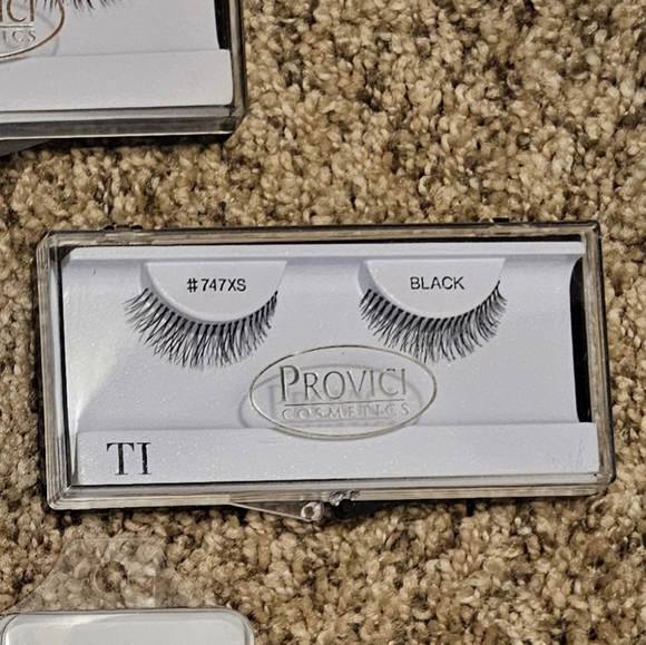 False eye lashes 10- Pairs - Picture 4 of 4